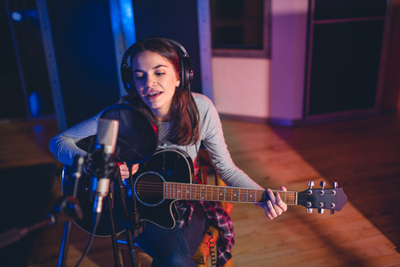 Musiker besorgt es seiner Frau im Tonstudio Musiker besorgt es seiner Frau im Tonstudio